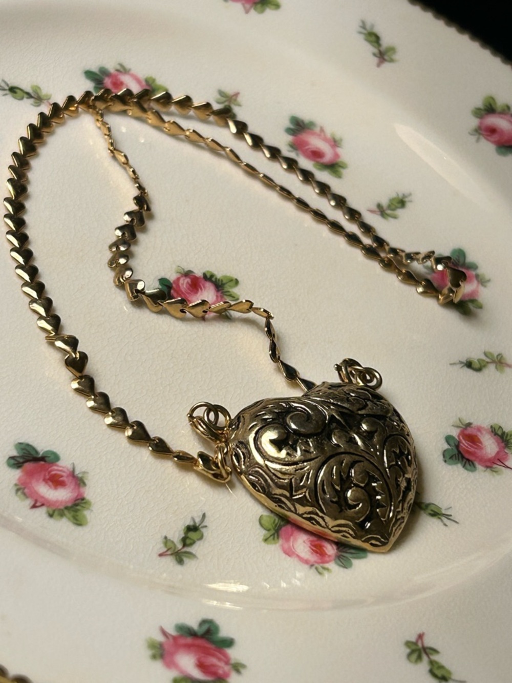 Vintage Gold Heart Pendant Necklace spring ring clasp heart chain links 17”